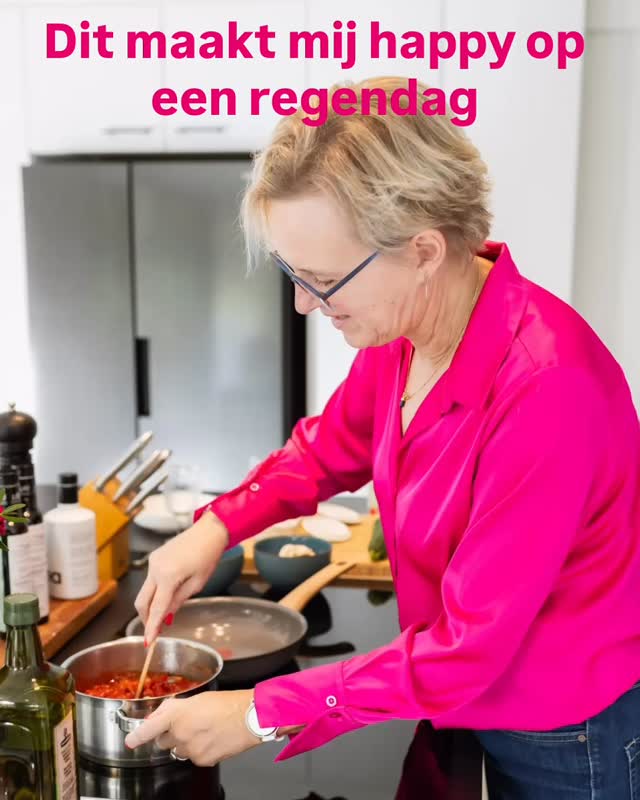 Regen hoeft geen verloren dag te zijn.
Integendeel
Het zijn vaak de ideale momenten om dingen te doen waar je later blij van wordt :
je kast eens opruimen 🗄️
soep maken voor de komende dagen 🥣
iets creatiefs doen 🎨
Of doe zoals ik : 💡
een grote pot spaghettisaus maken 🍝 😋
Zodat ik op zonnige dagen minder in de keuken moet staan
en meer tijd heb om buiten te zijn.
Op zonnige dagen wil ik namelijk wandelen.
Genieten van buitenlucht.
Dus waarom niet slim gebruik maken van regendagen? 🌧️
Gezond leven draait namelijk niet alleen om voeding of beweging.
Het gaat ook over **hoe je je leven organiseert**
zodat je **gezond eten kan volhouden**
en stap voor stap een gezonde leefstijl kan opbouwen.
In mijn begeleiding zie ik het vaak.
Mensen denken dat afvallen begint met een streng dieet.
Maar **afslanken zonder dieet** begint meestal met kleine gewoontes.
Vooruit denken.
Structuur maken.
En net dat helpt om
duurzaam af te vallen 💪
en uiteindelijk **blijvend gewicht te verliezen**
zonder jojo-effect.
Wat doe jij op deze regendag?
Liefs, Elly 💋