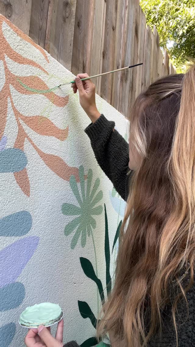 Le retour du soleil, c’est officiellement le coup d’envoi de la saison des fresques en extérieur ! ☀️☀️☀️
Il n’y a pas de meilleure période que maintenant pour transformer vos espaces extérieurs. Une fresque, ce n’est pas juste de la peinture, c’est une nouvelle identité pour votre lieu de vie ou de travail.
Mes réservations pour le printemps/été sont ouvertes ! Contactez-moi en DM pour discuter de votre mur et obtenir un devis pour avoir une œuvre unique et sur-mesure !
🎨👩🎨