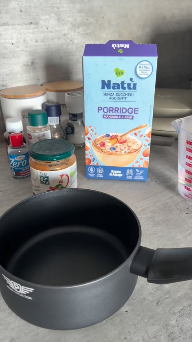 Preparazione porridge overnight.
Una volta preparato lasciarlo in frigo per almeno due ore oppure semplicemente lasciarlo tutta la notte per avere una colazione gustosa già pronta l’indomani!
Provatelo!
#porridge #colazione #nutrizionista #cagliari