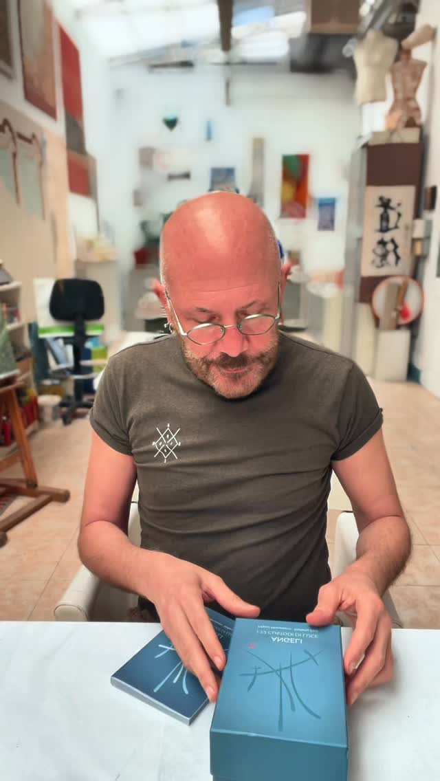 Ci sono lavori che chiedono tempo, attraversamento e una disponibilità ad ascoltare qualcosa che prende forma poco alla volta. Le Carte dei Custodi di Luce sono nate così, dentro un processo che ha avuto bisogno di essere vissuto prima ancora che raccontato.
Oggi queste carte stanno entrando nella Vita di molte persone, nei gesti quotidiani, nei momenti di ascolto, nei piccoli rituali che ognunə sta costruendo a modo proprio. Ed è qualcosa che sento con molta gioia e gratitudine.
Per questo ho sentito il desiderio di aprire uno spazio in cui poterci incontrare e stare dentro a tutto questo con più presenza.
✨
Sabato 21 marzo alle ore 14 terrò un incontro gratuito su Zoom.
Sarà un tempo semplice e condiviso, in cui racconterò la nascita delle carte, entreremo nel modo in cui possono essere utilizzate nella Vita quotidiana, e ci sarà spazio per fare domande, chiarire, approfondire.
✨
Durante l’incontro presenterò anche il percorso che prenderà forma ad aprile, un cammino pensato per chi sente il desiderio di costruire una relazione più viva e consapevole con queste immagini e con le qualità che portano.
✨
L’incontro è aperto a tuttə, sia a chi ha già le carte sia a chi non le ha ancora. Se senti che questo spazio ti riguarda, puoi iscriverti dal secondo link in bio “incontri e meditazioni” oppure scrivermi un messaggio WhatsApp al 3358015840
Le carte puoi acquistarle sul sito WWW.STEFANIAZANI.IT nella sezione “Carte”