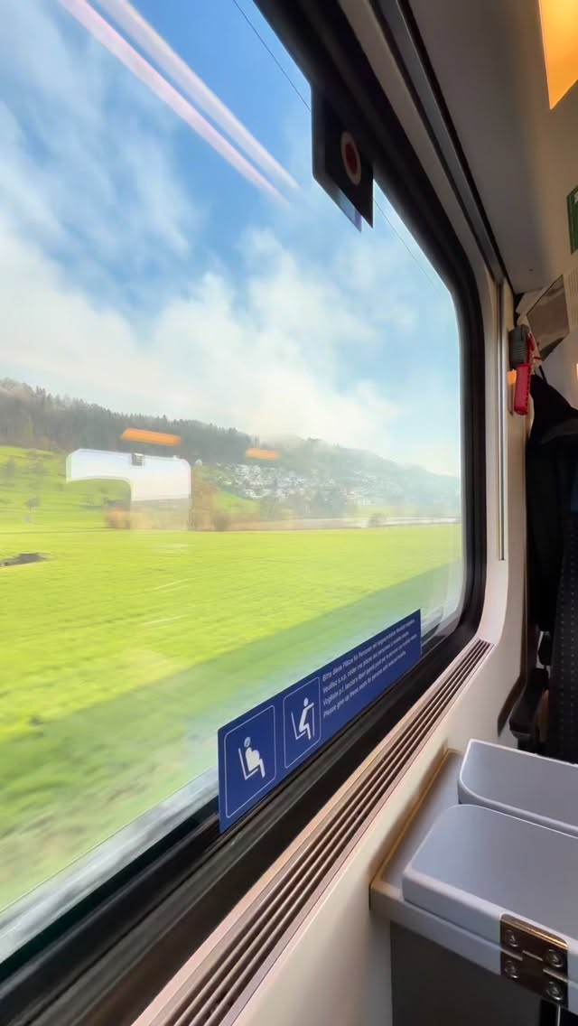 Seien wir mal ehrlich… in der Lash-Branche gibt es noch viel zu viel Konkurrenzdenken. 👀
Dabei sollte Beauty eigentlich für Wachstum, Zusammenhalt und Support stehen.
Wenn wir anfangen, Wissen zu teilen, uns wirklich füreinander zu interessieren und uns gegenseitig zu pushen, kann eine ganze Branche wachsen.
Heute auf der Charisma Open Conference in Luzern wurde mir genau das wieder bewusst. ✨
Qualität. Effizienz. Und vor allem: Community statt Konkurrenz.
Müde, aber glücklich. 🤍
Und das war definitiv nicht mein letzter Vlog.
Folgt mir für mehr Einblicke, Events und Vlogs jeden Monat.
#lashartist #beautybusiness #lashcommunity #beautybranche #charisma