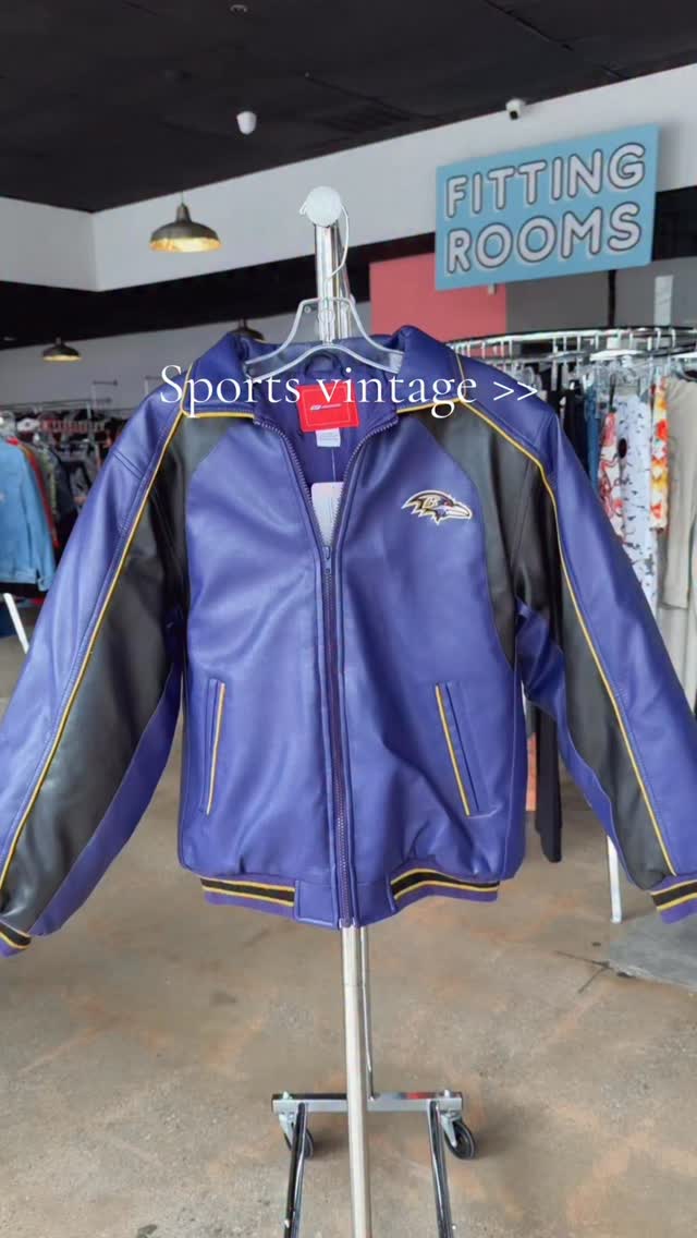 VINTAGE SPORTS ARE SO COOL🔥🤩 we have a good variety of sports wear in our store! If you’re looking for that game day pieces, we got your covered😋
Who’s your favorite sports team? We might just have it 😉