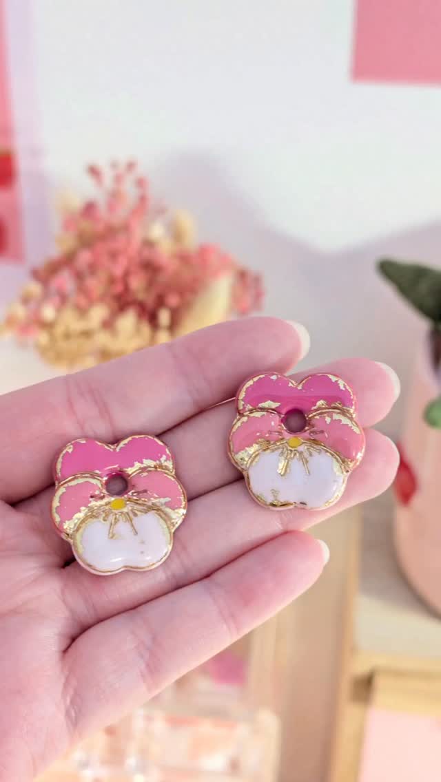 Lire vos messages… c’est vraiment le meilleur moment de mon métier 💌
Savoir que mes créations vous plaisent, qu’elles vous accompagnent au quotidien…
ça me rappelle pourquoi j’ai lancé cette marque.
Merci pour votre confiance et pour tous vos mots si touchants 💕
#stylecoloré #bijouxfaitsmain
#idéecadeau #bijouxprintemps #ootd