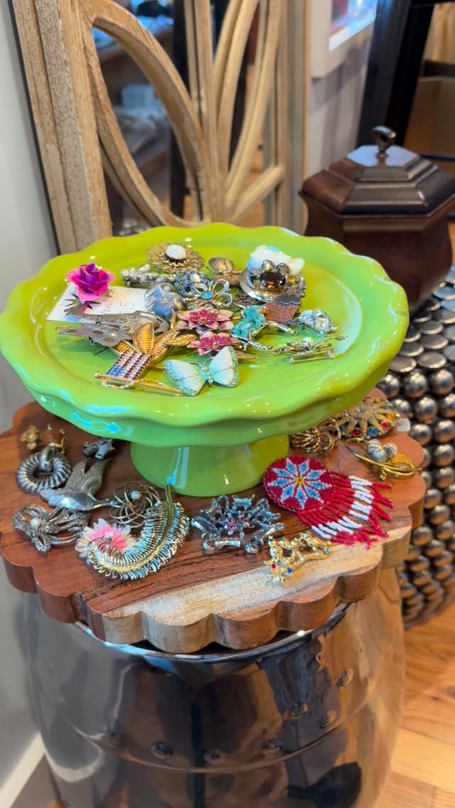 open today. brooch ready🐇