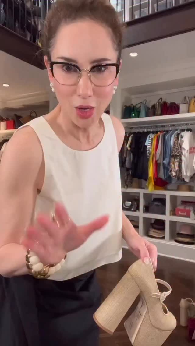 What would you do here? You buy something new (vintage gets a free pass) that you’re sure you will get a lot of wear out of it, but there’s a little damage and no replacement available. Do you keep it and turn a blind eye? Do you return it knowing it can’t be replaced? I’m already thinking about possibly bedazzling the bubble. Somebody stop me 😅😅