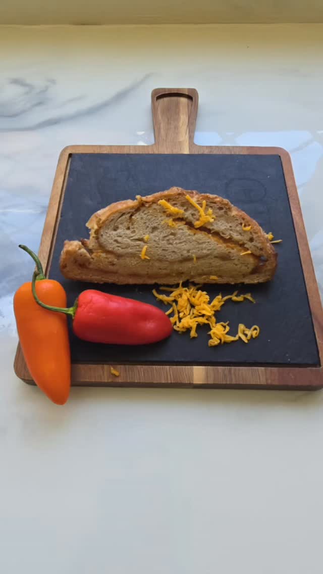 🌾🧀 Pan de Masa Madre de Queso Cheddar & Jalapeño 🌶️
Suave, aromático y lleno de sabor.
Nuestro pan de masa madre artesanal combina la intensidad del queso cheddar con el toque ligeramente picante del jalapeño, creando un equilibrio perfecto entre tradición y carácter.
Fermentado lentamente y elaborado con ingredientes seleccionados para lograr un pan nutritivo y absolutamente irresistible.
✨ Perfecto para:
• acompañar sopas o ensaladas
• preparar sandwiches gourmet
• o simplemente disfrutarlo tibio con mantequilla
🔥 Una mezcla audaz para quienes aman los sabores auténticos.
L 270 cada hogaza
📩 Escríbenos al 9202-9713 para reservar el tuyo.
#AmarantoBakeryHN #MasaMadre #PanArtesanal #CheddarJalapeño #HechoConAmor