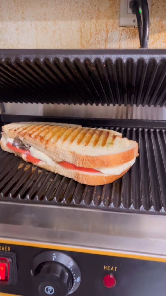 Aloha Kakahiaka - Good Morning!
We want to brighten your day with a great cup of Maui coffee, and delicious brunch items.
See you at SixtyTwo MarcKet
.
#sixtytwomarcket #mauibrunch #mauinokaoi #mauifoodie