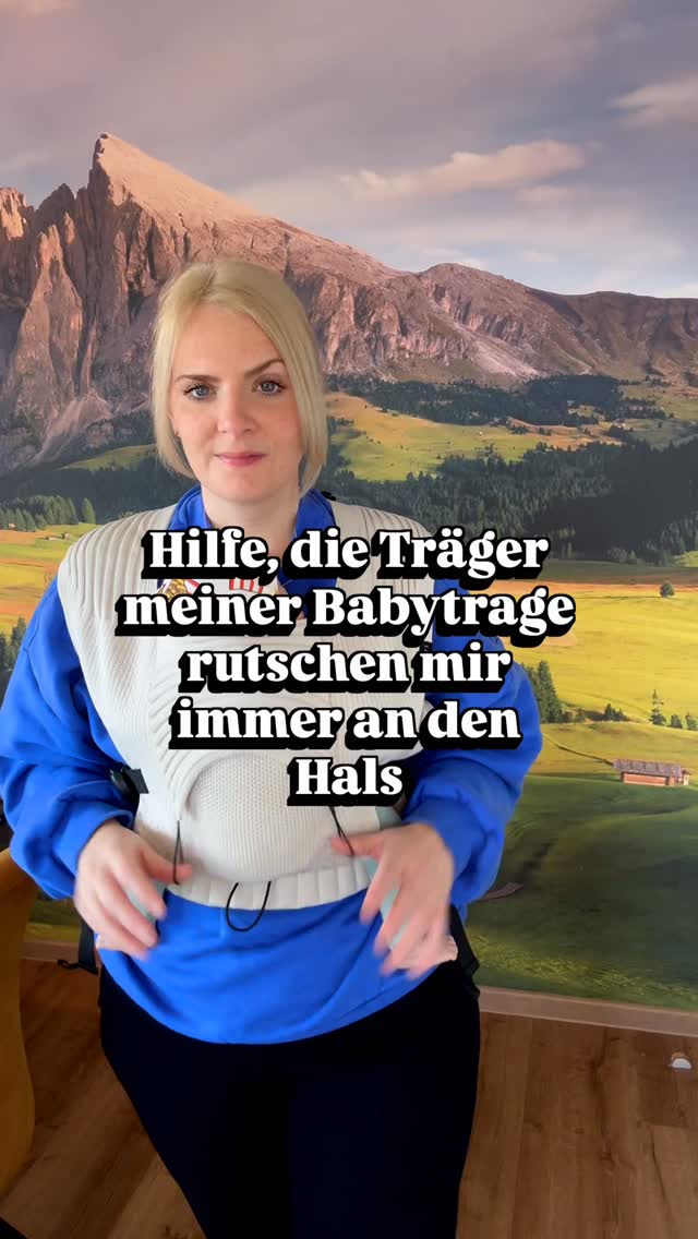 „Hilfe, die Träger meiner Flybaby oder anderen Tragen mit Kreuzung am Rückenteil rutschen mir immer Richtung Hals, sobald ich die Arme hochnehme.“
Diese und ähnliche Nachrichten bekomme ich super häufig und so richtig können wir das kaum vermeiden. Durch die Schulterblätter und die Bewegung rutschen die Träger einfach schnell hoch.
Man kann das aber echt schnell fixen. Dazu die oberen Träger nach außen ziehen (Maria: yesterdays news, das weiß doch jede 😄). Aber: zieht auch unten an den Trägern, um das ganze Kreuz am Rücken wieder tiefer zu holen. Sitzt dann direkt länger wieder besser 👌🏼
Kennt ihr schon meinen Bondolino Kreuz Hack zum optimieren des Kreuzes? Wenn nicht: schaut doch mal bei dem Reel vorbei 😉
#tragen #babywearing #flybaby #tragekomfort