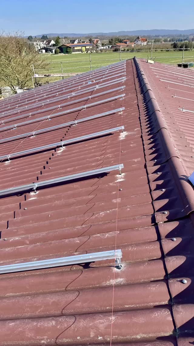Gut geplant und sauber montiert - ein schönes Stockschrauben-Projekt unseres Partners @witura_gmbh in Kloppenheim bei @wiesbaden.deinestadt 🤜🏻🤛🏻
#photovoltaik #solar #handwerk #pvmontagesysteme #bksolarezukunft