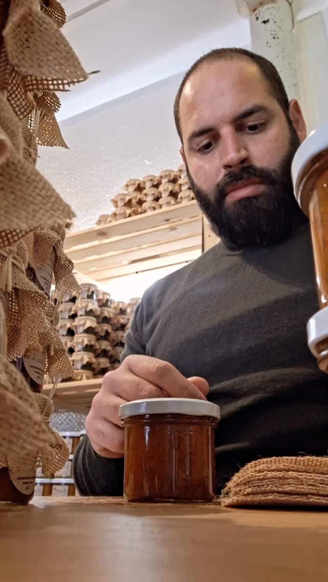 Eh oui, on aime sortir des sentiers battus. 🍠
Aujourd'hui, je vous emmène en coulisses pour l'emballage de notre petite dernière : la confiture atypique Patate Douce & Sumac.
D’un côté, l’onctuosité réconfortante de la patate douce ; de l’autre, les notes citronnées et vibrantes du sumac. C’est surprenant, c’est atypique, et c’est déjà un coup de cœur à l’atelier.
À déguster sur une brioche perdue, un avocado toast ou, pour les plus audacieux, avec un fromage de chèvre frais. 🧀
Prêts à bousculer vos tartines ?
.
.
.
.
.
.
#BenedettoConfitures #artisanatfrançais #confituresatypiques #foodinnovation #coulisse