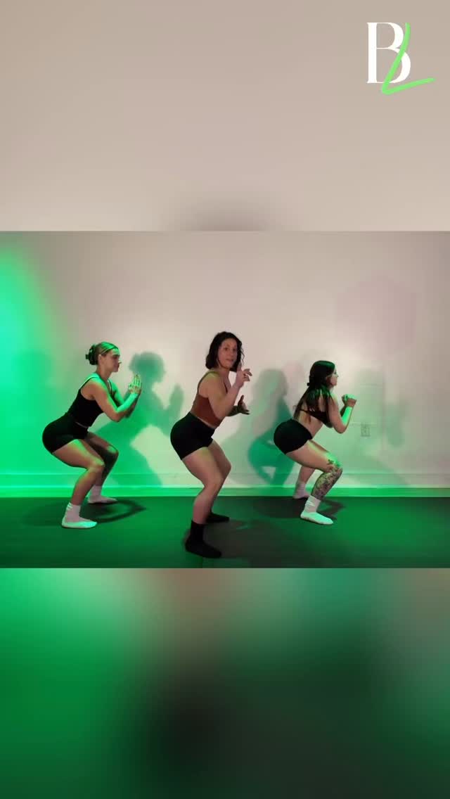🔓UNLOCK IT🔓is available now on YouTube.com/barreliss ♥️ It has you moving so we performed it bodyweight but add some dumbbells if you want to take it to the next level!
💃🏻 @lisskeppeler
👯♀️ @francescxaa @macey.nichole
#barreliss #barrefitness #cardio #onlinefitness #dancefitness