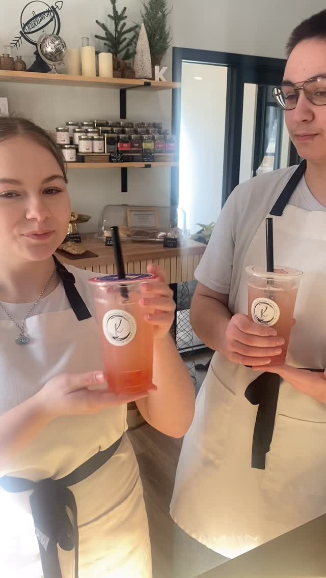 ✨ Dorado Beso ✨
🌅 A little golden kiss in a glass! 🌅
✨ Kraving something refreshing and caffeine-free, the Dorado Beso is pure delight. Bright, bubbly, and bursting with flavor, it’s the perfect sip for any time of day.
🧋We start with San Pellegrino Limonata, add a splash of raspberry syrup, and finish it with your choice of strawberry or mango popping pearls that burst with sweetness in every sip.
🕺💃 It’s SO GOOD! Vibrant, playful, and incredibly refreshing. 💃🕺
#welovekrave #doradoBeso #supportlocal #deliciousness #poppingpearls