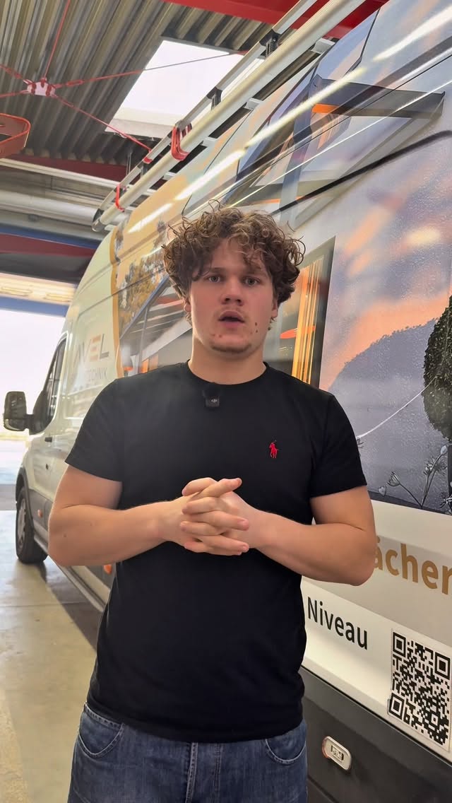 Wenn der Kollege sagt: „Ich zeig euch mal kurz was…“
…und dann einfach beide Pedale gleichzeitig drückt. 🫡😂
Manchmal muss man Dinge einfach ausprobieren. Wissenschaftlich natürlich.
#Handwerk #Azubi #Terassenüberdachung #Betrieb