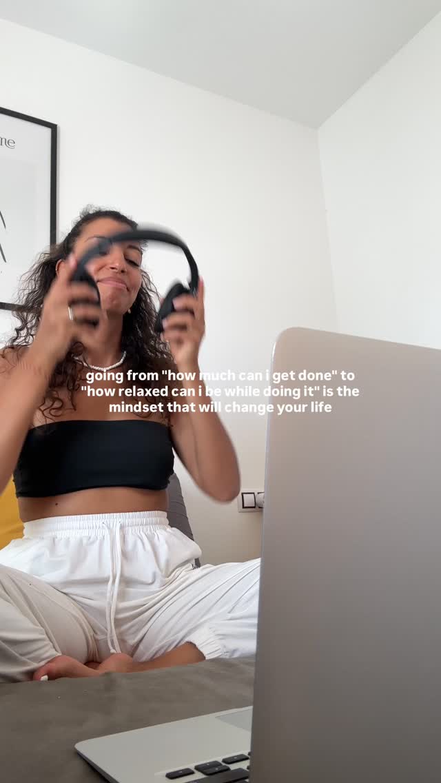 Meins hat es sowas von verändert 🥹 Ich bin einfach 1000 mal entspannter seit ich aufgehört habe mir selbst Stress und Druck zu machen ✨ finds auch irgendwie verrückt, dass man sich selbst meistens den aller meisten Stress macht - niemand im Außen, kein Chef der Welt würde jemals das von uns erwarten, was wir oft selbst von uns erwarten 🫠
& ich hab entschieden: ich will einfach in jedem moment meines Lebens so glücklich und freudig wie möglich sein, präsent sein & alles einfach nicht mehr so Tod ernst nehmen - sondern wieder Spaß an der Sache selbst haben ohne immer so viele Erwartungen und Druck daran zu knüpfen.
Also bei mir z.B. ich will content kreieren, weil ich die Message fühle, weil ich was teilen will - nicht um likes zu bekommen sondern wirklich der Message wegen 🥹
Und drum zählt auch nicht mehr ist mehr sondern wirklich wie entspannt und freudig kann ich sein, während ich meinen content kreiere 🥰
Das ändert einfach alles ✨🌞🤍
#dreamlife #traumleben #mindset