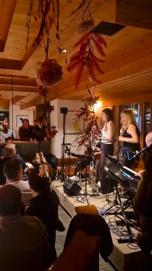 Am Freitag waren wir wieder als Familientrio im Restaurant Hauser unterwegs. 🎶
Vom Einladen im Auto über Aufbau, Soundcheck und Abendessen bis zur vollen Hütte… ich habe euch ein während unseres Auftrittsabends mitgenommen.
Die Stimmung war unglaublich, es wurde mitgesungen, geklatscht und einfach gefeiert.
Und übrigens: Das war unser letzter Auftritt der Wintersaison 2025/26.
Was für ein schöner Abschluss. ❤️
#steidletrio
#familienmusik
#livemusik
#stmoritz
#hauserstmoritz