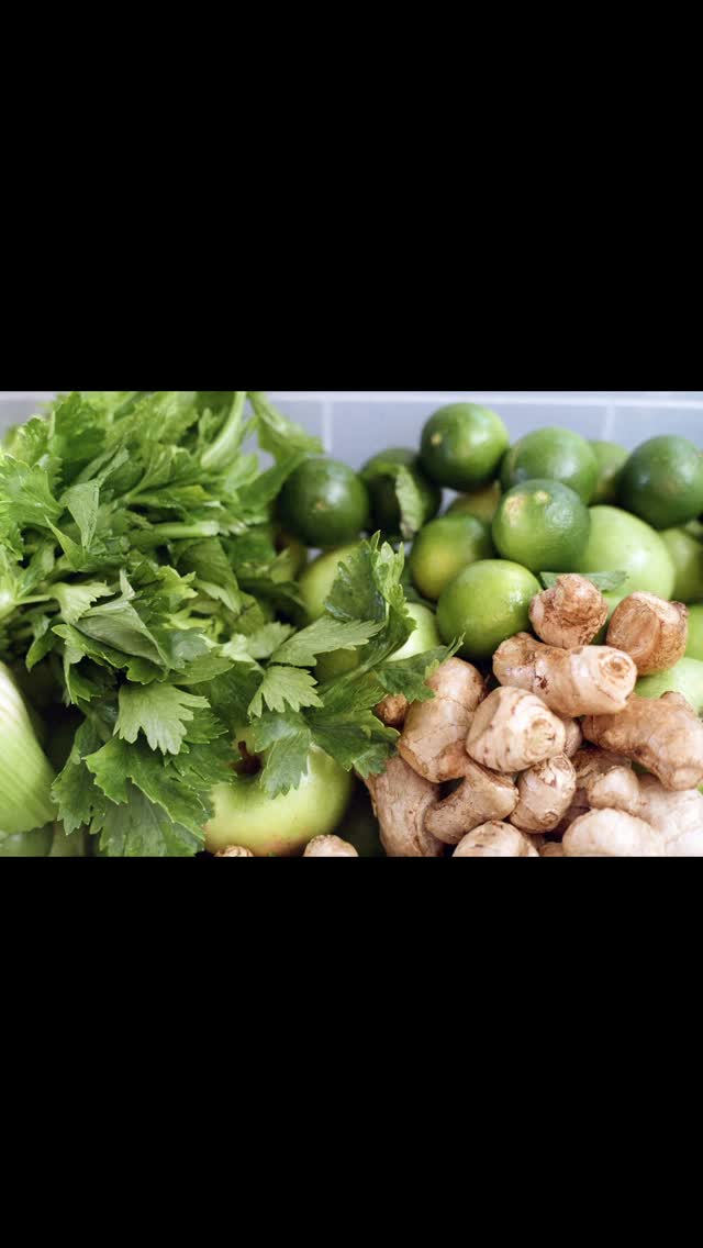 ☀️ Take a moment to soak up the sunshine this weekend with a glass of something fresh!
Huge thanks to @crossiescados and @theorangelady for the local limes, @goon.fruit for the crisp apples, and @thrivingfoodsfarm @ozfreshherbs @saveoursoil and @spring_creek_organics for the freshest veggies and herbs!
—farm-to-glass never tasted so good. 🌿🍋
See you at one of our markets this weekend!
@farmersmarketcarlton
@farmersmarketcoburg
@geelongcitymarket
@palmbeachfarmersmarket
@farmersmarketalphington
@elthamfarmersmarket
#supportlocal #farmtoglass #melbourneeats