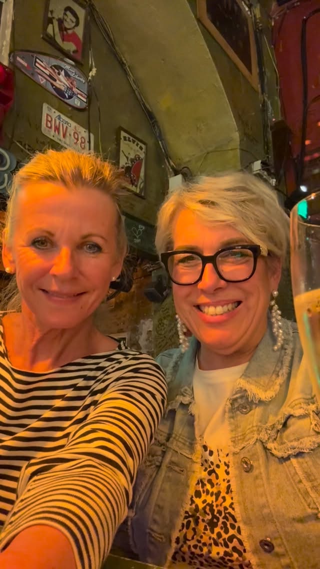 Wir waren wieder in der Atlántico Bar in Palma – und es war wie immer ein echtes Erlebnis ✨🍸
Diese besondere Atmosphäre bekommt man einfach nicht überall.
Falls ihr es noch nicht wisst:
Mit dem Codewort „Fashionboxx“ bekommen die Damen ein Glas Cava aufs Haus 🥂
Die Atlántico Bar gehört zu den ältesten Cocktailbars Palmas – und genau das spürt man in jedem Detail.
Also genießt dieses einzigartige Ambiente, lasst euch treiben und erlebt einen ganz besonderen Abend.
Viel Spaß 💫