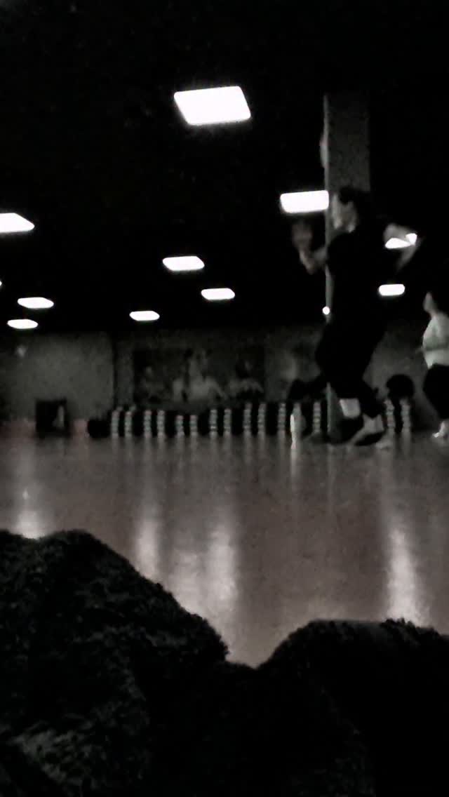 10 Jahre Fokus & Wachstum
Hast du gewusst, dass es heißt, seine Komfortzone zu verlassen verbrennt fast so viele Kalorien wie ein 100-Meter-Sprint? 🏃♂️💨
Ob das wissenschaftlich zu 100% stimmt? Keine Ahnung! Aber gefühlt? Definitiv!
Gerade als selbstständige Fotografin weiß ich: Stillstand ist der einzige Feind der Kreativität. In den letzten 10 Jahren musste ich immer wieder über mich hinauswachsen, neue Perspektiven einnehmen und mutig sein – auch wenn das Herz rast und der Puls hochgeht. 🌱✨
Hinter jeder Angst und jeder Überwindung steht das nächste große Wachstum. Das ist mein ganz persönlicher Erfahrungswert aus einem Jahrzehnt voller Höhen, Tiefen und dem ständigen Drang, den Fokus neu zu setzen.
Das ist es, was ich an Social Media so liebe: Wir können uns austauschen und gegenseitig Input geben, ohne am selben Tisch zu sitzen. Wir sind uns oft viel näher, als wir glauben! 🤝❤️
Ich weiß selbst, wie schwer es oft ist, Gleichgesinnte zu finden, bei denen man sich traut, einfach mal „Hallo“ zu sagen – oft landet man bei Leuten, die einem nur etwas verkaufen wollen oder man bekommt gar keine Antwort. Bei mir ist das anders: Wir sitzen im selben Boot. Trau dich ruhig, mir zu schreiben. Es liegt mir am Herzen, uns gegenseitig zu stärken und zu motivieren. Ich habe vielleicht nicht für jedes Problem sofort die perfekte Lösung, aber ich habe definitiv genug Worte, um dich wieder aufzubauen! ✨
Was ist dein nächster Plan?
Welchen Schritt möchtest du heute wagen?
Schreib es mir in die Kommentare oder schick mir eine PN, wenn du es lieber privat magst. Ich freue mich auf den Austausch mit euch!