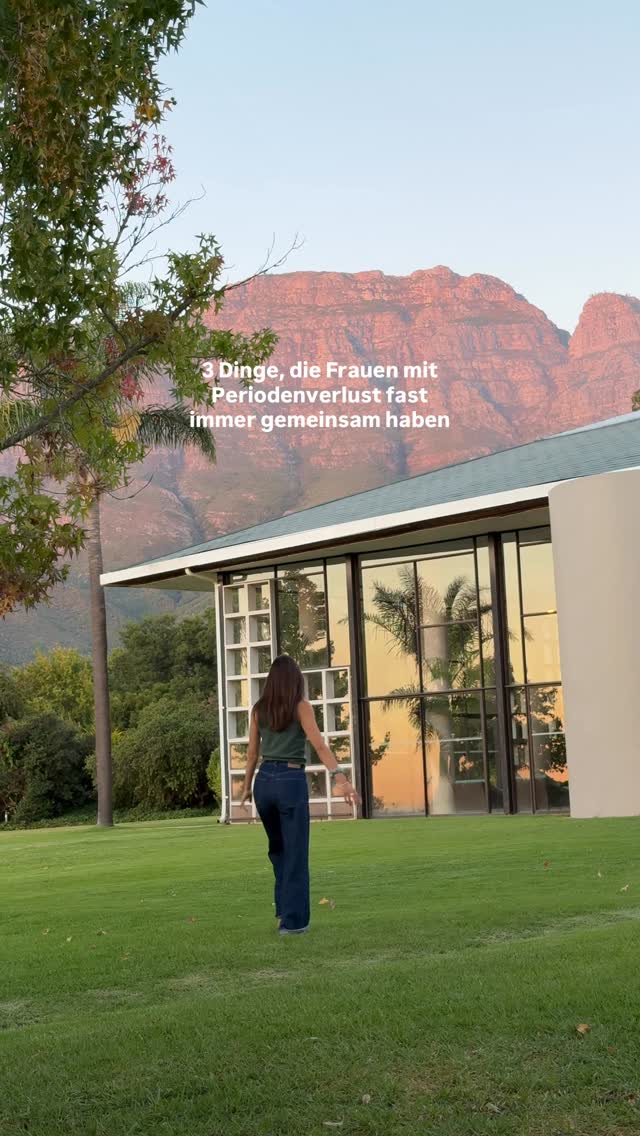 1. Der Körper nimmt eine Form von Stress wahr: Stress bedeutet hier nicht nur psychische Belastung. ❤️🩹
Egal ob bei PCOS oder anderen Ursachen: Der Hypothalamus reagiert auf diese Signale und drosselt die Zyklussteuerung.
2. Die Energieverfügbarkeit ist aus Sicht des Körpers eingeschränkt
Auch das ist kein reines Ernährungsthema. Entscheidend ist: Nicht wie viel Energie vorhanden ist, sondern wie zuverlässig sie den Zellen zur Verfügung steht.
3. Die hormonelle Kommunikation zwischen Gehirn und Eierstöcken ist gestört
Das ist der gemeinsame Nenner aller Formen von Periodenverlust. Typisch sind eine unzuverlässige Follikelreifung sowie ein fehlender oder seltener Eisprung.
Wenn du Fragen dazu hast, dann melde dich jederzeit! Ich freue mich über jede Nachricht von euch! 🌺
#periodenverlust #frauengesundheit #hormoncoaching #zyklusbewusstsein