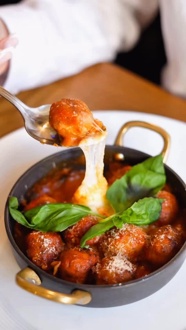 When comfort food meets Italian perfection. 🇮🇹
Juicy meatballs in rich tomato sauce, topped with melting mozzarella that stretches with every bite. Just look at that cheese pull… 🤤
Simple. Authentic. Impossible to resist.
📍 Lore Malá Strana, Prague
Come hungry. Leave happy.