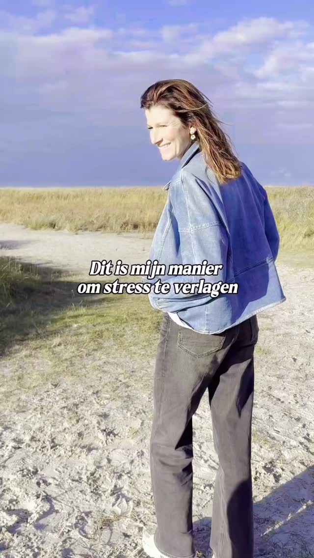 Gisteren gaf ik mijn masterclass
“Van Hormonale Chaos naar Balans” 🤍
Waarin ik de 3 sleutels deel voor meer energie, rust en een stabiel gewicht.
Eén daarvan is iets wat vaak wordt onderschat…
👉 stress
Want stress komt niet alleen van “druk zijn” of veel in je hoofd zitten.
Het zit vaak ook in dingen die je misschien niet eens doorhebt:
– Slaaptekort
– Een instabiele bloedsuikerspiegel
– Tekorten aan vitamines en mineralen
– Dehydratie
– Chronische stress
– Angst
– Voeding (zoals suiker, bewerkt eten, zuivel, tarwe of soja)
En als dit zich opstapelt…
blijft je lichaam in een constante ‘aan-stand’.
Dit is mijn manier om dat te doorbreken:
Even naar buiten
Even bewegen
Even terug naar mezelf
Simpel… maar zó krachtig.
In de masterclass deel ik nog 2 andere belangrijke sleutels die jouw lichaam écht gaan helpen om weer hormonaal in balans te komen.
Want als je hormonen uit balans zijn, voel je dat in alles…
Je energie, je humeur, je slaap en zelfs hoe je naar jezelf kijkt.
En dat kan enorm frustrerend zijn…
Zeker als je al zoveel doet en het gevoel hebt dat niets écht werkt.
Benieuwd hoe jij hier wél mee aan de slag kunt gaan?
Je kunt nu nog de replay ontvangen van mijn masterclass.
Reageer met REPLAY en ik stuur ‘m naar je toe. 🤍