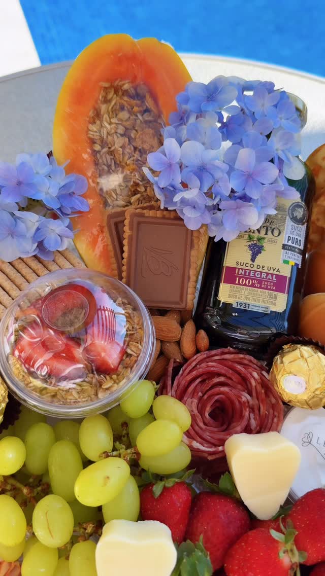 Nosso Mix Gourmet de Café da Manhã foi pensado para transformar a manhã em um momento especial. ✨
Uma combinação equilibrada de sabores, texturas e delicadeza, apresentada em uma bandeja redonda de acrílico giratório de 35cm, que traz ainda mais charme e sofisticação à mesa.
Nesta deliciosa experiência você encontra:
• 2 Croissants Recheados (Presunto e Queijo ou Frango com Requeijão)
• Pães do Dia com Potinho de Requeijão Cremoso
• Torradinhas com Potinho de Geleia Francesa St. Dalfour
• Seleção de Queijos: Queijo Prato e Mini Corações de Muçarela
• Seleção de Charcutaria: Salame Gourmet e Presunto Levíssimo
• Adicional de Frios (Lombo Canadense ou Peito de Peru)
• 2 Waffles acompanhados de potinho doce de sua escolha (Doce de Leite ou Mel ou Nutella)
• Yogurt de Baunilha com Granola e pedacinhos de Morangos
• Frutas Frescas: Morangos, Uvas e Mamão com Granola
• Mix Nuts com Nozes, Castanhas e Frutas Secas
• Mix de Biscoitos Crocantes
• 2 Bombons Ferrero Rocher
• 2 Sachês de Chá Twinings
• Bebida (Suco de Uva Integral Casa São Bento ou Frappuccino Starbucks)
• Flores do Dia -para um toque delicado e encantador
Acompanha também um delicado cartão para sua mensagem especial, tornando o momento ainda mais único.
Finalizado com um elegante laço de fita de cetim, que deixa a apresentação ainda mais charmosa.
Uma seleção cuidadosamente preparada para servir duas pessoas, perfeita para compartilhar momentos especiais.
Mais do que um café da manhã…
uma experiência para começar o dia com sabor, carinho e elegância.