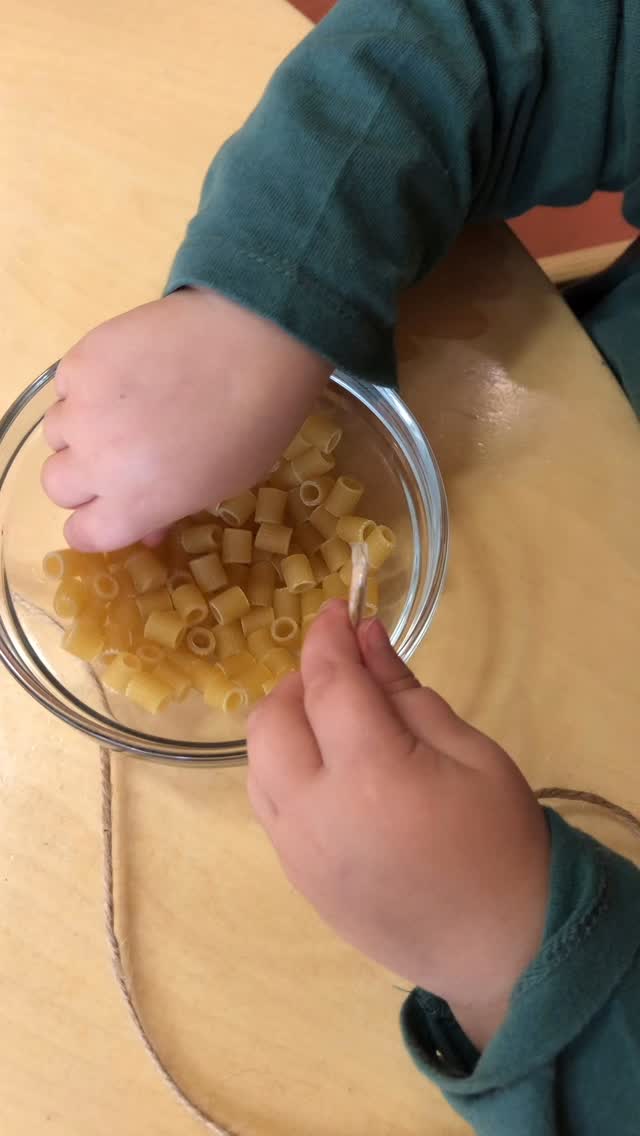 …Guarda ho fatto un bruco!
Perché è cosi importante stimolare e sviluppare la motricità fine? Le mani dei bambini e delle bambine hanno bisogno di sviluppare forza e destrezza. Questa tipologia di gioco e dí esperienza promuove la manipolazione, la precisione e preparano l’impugnatura e il controllo del tratto.
#asilonidomilano #motricitàfine