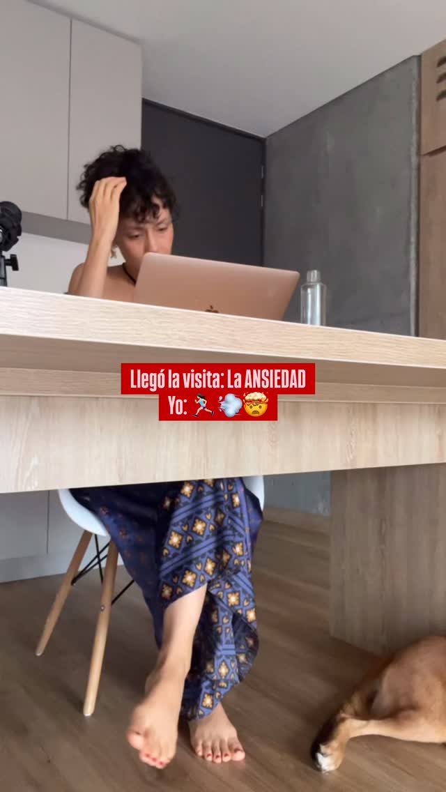 La ansiedad me ha venido a saludar por estos días.
Yo también la he vivido profundamente. Incluso recientemente tuve un episodio donde el desespero me habitó: la mente a mil por hora, pensando en todos los escenarios posibles y ese pie que no para de moverse incontroladamente.
Es un tema que escucho repetir una y otra vez en mis sesiones de mentoría y en mis talleres; mujeres que, al igual que yo, sienten que el cuerpo les queda pequeño y la pausa les resulta imposible.
Caminar de un lado para otro, hacer mil cosas a la vez para no sentir el vacío, el dolor de estómago, perder el apetito... y esas ganas de gritar o vomitar todo lo que estás pensando.
La ansiedad es energía de supervivencia activada que no se ha descargado. Es tu sistema nervioso entrando en modo: “Algo puede pasar, prepárate”, aunque en este momento no haya un peligro real.
En palabras simples, tu cuerpo cree que:
•Algo va a salir mal.
•Tienes que anticiparte para sobrevivir.
•Relajarte es peligroso.
Y entonces, te aceleras, te tensas, sobrepiensas y te mudas a vivir al futuro.
¿Cómo se siente esa activación en ti?
•Pecho apretado y respiración corta, no puedes respirar bien.
•Inquietud motora (no puedes estar quieta).
•Una sensación de “lucha o huida” constante... pero sin nada con qué pelear ni de qué huir.
La ansiedad es una respuesta inteligente de tu cuerpo intentando protegerte. Tu cuerpo te está diciendo: “Estás sobrecargada, amiga”. Y suele ser una capa protectora de una emoción más profunda. A veces nos ponemos ansiosas para no sentir la tristeza, la rabia o el miedo real.
En este reel te comparto lo que yo hago para descargar esa energía y regresar al presente:
1. Empujar la pared: descarga controlada que te permite sentir fuerza y le dice a tu cuerpo: “sí puedo hacer algo con esta energía.
2. Orientación: Mirar alrededor y nombrar 5 cosas que veo y escucho (para decirle al cerebro: aquí y ahora estoy a salvo) y te saca del “peligro imaginado”.
3. Shaking: Sacudir el cuerpo para que la energía no se quede atrapada en los tejidos, permite descargar energía acumulada.
¿Cómo experimentas tú la ansiedad en el cuerpo? Cuéntame 🏃🏻♀️🫨
