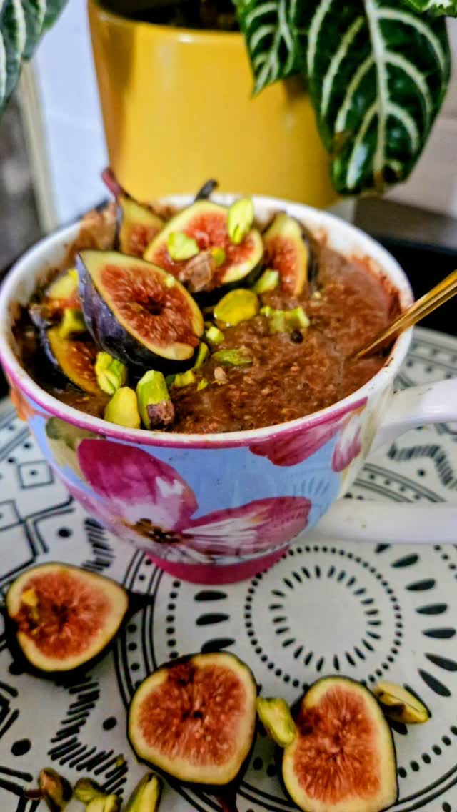 Warming cocoa and cinnamon porridge with fresh figs, pitaschio, and a drizzle of honey... Perfect those chilly mornings when you'd rather still be in bed 🩷
#breakfast #porridge #cocoa #foodlover #foodgram