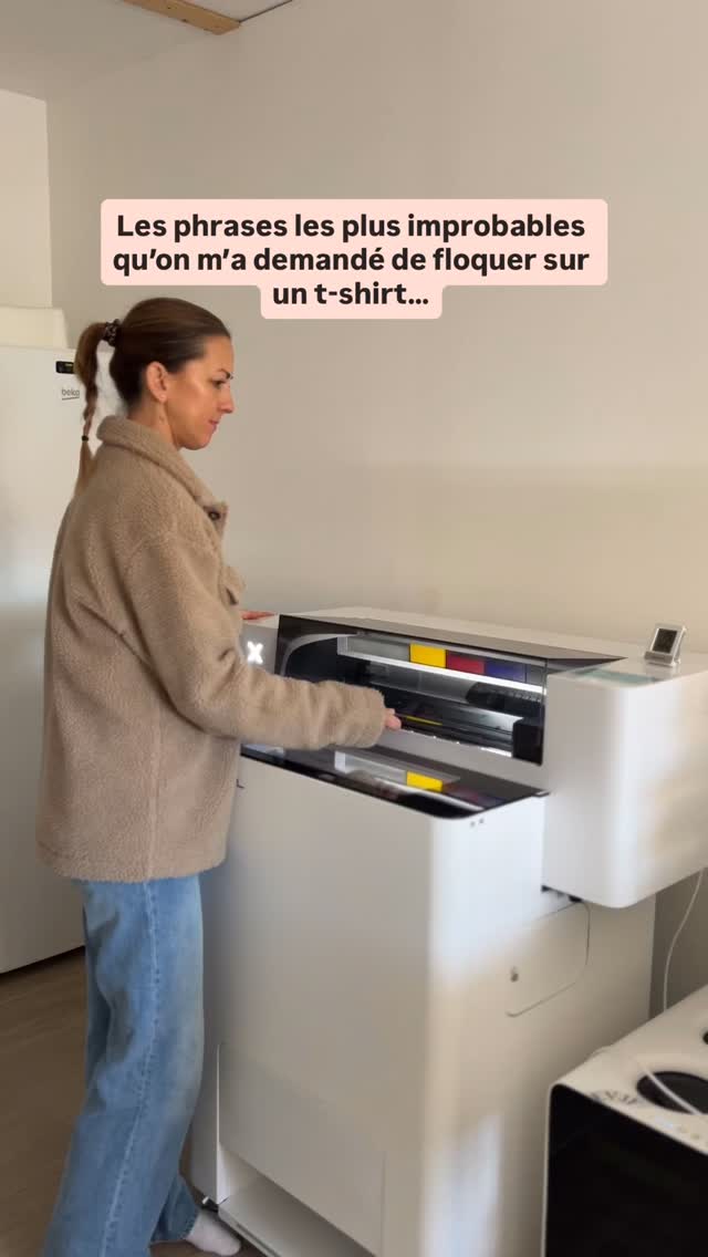 ✨ Les phrases les plus improbables qu’on m’a demandées pour un t-shirt EVJF…
Entre les slogans très sages et les phrases complètement folles, je peux vous dire qu’on voit passer de tout dans l’atelier 😅
Mais c’est aussi ça que j’adore dans la personnalisation :
chaque EVJF est unique, et chaque team mariée a son humour et son style.
Chez Boutique d’Esmée, tout est possible :
prénoms, dates, surnoms… ou même la phrase la plus improbable de la soirée
💬 Allez dites-moi en commentaire :
Quelle est la phrase la plus drôle que vous mettriez sur un t-shirt EVJF ?
——————————————————
👚 Flocage t-shirts & objets personnalisés�🧢 Casquettes • mugs • sacs�👰 EVJF • EVG • événements�📍 Narbonne | 📦 France
——————————————————
#narbonne #cadeaupersonnalisé #teambride #evjf #faitmainavecamour