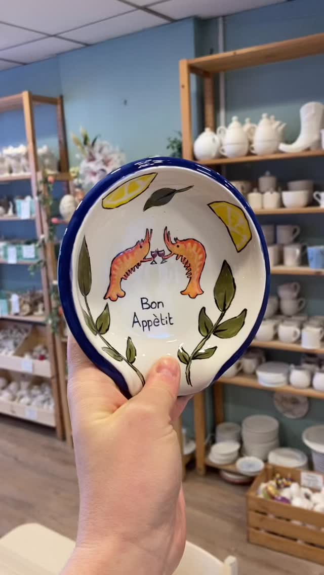 Bye bye Monday blues 👋 due to a table downsizing, we have a table for 2 available for Pots n Pjs tonight!! Fancy finishing off your Monday with some very chilled out pottery painting? Message or call to book your table for a chance to paint in your pajamas without judgement!