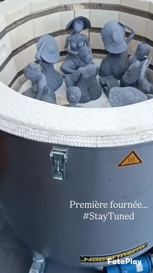 Les beaux jours sont de retour… et mon inspiration aussi !
Toutes les pièces réalisées ces dernières semaines viennent de passer leur première cuisson à 950° 🔥
🎯 Objectif : être prêtes 👗👒 pour le Parcours d’Artistes de Jette le 18 avril prochain ! @instajette1090
Comme vous le savez, je travaille particulièrement la sculpture féminine.
Entre mes mains, la terre devient courbes, présence et sensibilité.
Chaque pièce est façonnée lentement, et raconte une histoire inspirée par la beauté du féminin.
Ce sera un vrai plaisir de partager mon univers avec vous et d’échanger autour de mon travail 🤍
👉 Abonnez-vous pour découvrir mes créations en avant-première
#ceramique #ceramiquesculpture #céramiquecontemporaine #artfeminin #womeninspiringwomen