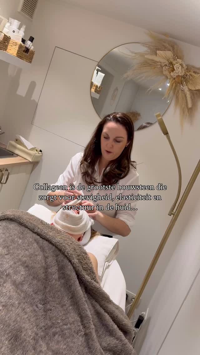 Collageen is dé belangrijkste bouwsteen voor een stevige, volle huid… maar wist je dat het dagelijks wordt afgebroken? 😕
Factoren zoals zonlicht, roken, suiker, stress en veroudering versnellen dit proces en zorgen ervoor dat je huid sneller haar elasticiteit verliest.
Daarom is het niet alleen belangrijk om deze invloeden te beperken, maar ook om je collageen actief te ondersteunen, van binnenuit én van buitenaf. ✨
Behandelingen zoals HIFU (High-Intensity Focused Ultrasound) helpen hierbij door de huid van binnenuit te stimuleren om nieuw collageen aan te maken, wat zorgt voor een stevigere, gelifte en gladdere huid, zonder chirurgische ingreep 😉
Een sterke huid begint bij de juiste verzorging én de juiste boost. Start jij vandaag ook nog?