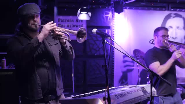 Around the CORN? CORNBREAD > Around the Moon (reprise) - f*ck this mash-up was fun.
Live @talkhousebar
Feb 28 2026
๐ฅ cred: @shuttersoundpics
#granttheband #dmbcover #livemusic #mashup #davematthewsband