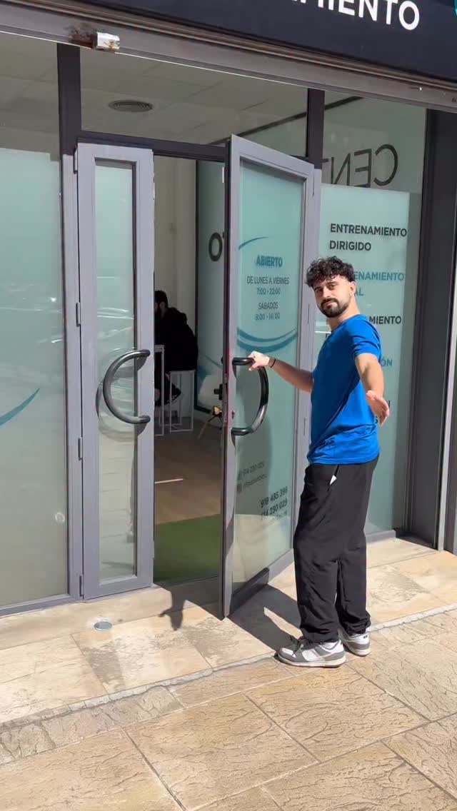 Davide llegó desde Italia gracias a su programa Erasmus desde la Universidad Campus Bio-Médico de Roma, después de descubrir nuestro proyecto y decidir que quería venir hasta Madrid para aprender con nosotros.
Han sido semanas compartiendo clínica, aprendizaje y muchas conversaciones sobre una profesión que nos apasiona.
Gracias, Davide, por tu actitud, tus ganas de aprender y por la energía que has aportado al equipo durante este tiempo. Nos encanta ver cómo la pasión por la fisioterapia conecta a personas incluso a miles de kilómetros de distancia.
Ha sido un placer tenerte en TG Sport Clinic.
Esta siempre será tu casa.
Nos encanta poder compartir nuestro día a día con profesionales de otros lugares que vienen con ganas de aprender, aportar y vivir la fisioterapia como nosotros la entendemos.
¡Te deseamos lo mejor en todo lo que viene, @davide_di_giorno ! 🇮🇹🤍