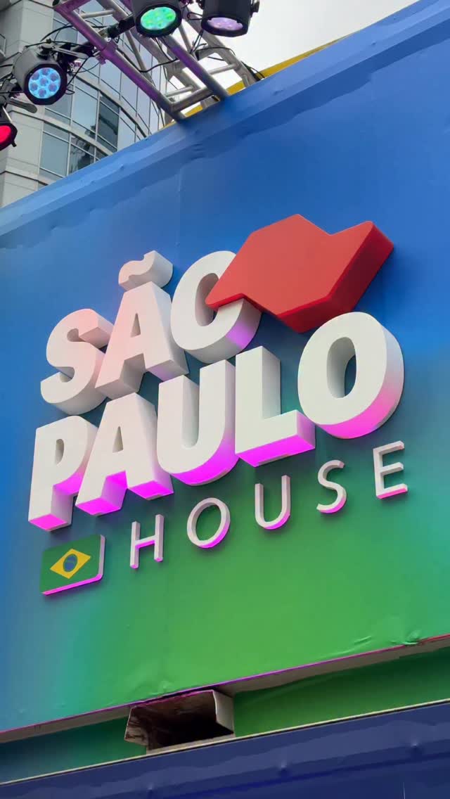 Vivemos uma policrise: clima, desigualdade, tecnologia e confiança se entrelaçam, ao mesmo tempo que nunca tivemos tanto acesso a dados, capital e frameworks.
O SXSW 2026 continua a nos mostrar que o ESG avançou, mas ainda deixa uma pergunta: ele é suficiente para transformar o mundo?
No painel “Rethinking ESG Through Culture, Art and Collective Imagination”, na @sphouse, propusemos um novo olhar: falar menos de métricas e mais de cultura e dos futuros que queremos construir.
Ao lado de Daniel Bruch Duarte, Luciane Coutinho e Elizabeth Thompson, questionamos o que pode ser um ESG 3.0: menos mitigação, mais regeneração. Menos discurso, mais transformação cultural.
Desci do palco com um forte sentimento de realização e orgulho de participar do SXSW 2026. E também com a certeza de que o maior desafio do nosso tempo também é imaginativo: que decisão você pode tomar hoje para que as próximas gerações possam se orgulhar?
Seguimos fortalecendo o Brasil no centro de toda essa conversa! 🌎
#SabinaDeweik #SXSW #AllTogetherNow