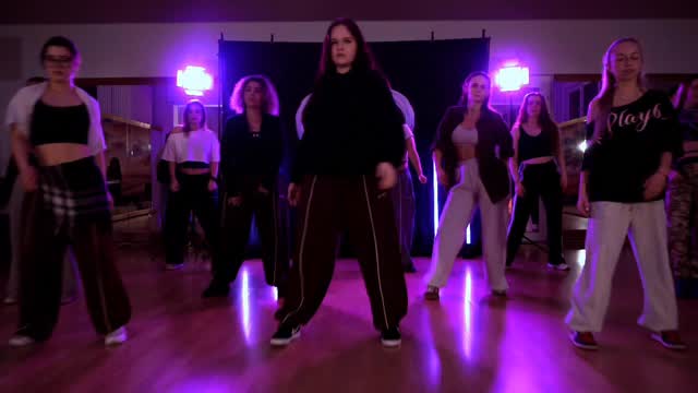 let us tell you something … we love our New Style beginner classes 😍✨⭐️ @alwinaschoeller_ thank you for sharing your craft with us every week 💖 #mdstudios
💌 write us a DM for a free trial class 🩵
🧠 choreography: @alwinaschoeller_
🎥 video: @dennis_nixx
#dance #dancer #ansbach #dancestudio