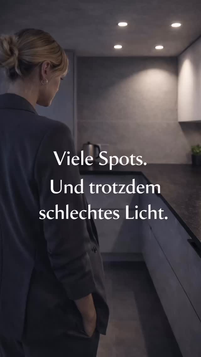 Viele Bauherren machen genau diesen Fehler.
Sie planen mehr Spots, weil sie denken, dadurch wird der Raum heller.
Aber wenn die Spots hinter dir sitzen, passiert genau das Gegenteil.
Du arbeitest ständig im eigenen Schatten.
Gerade in der Küche sehe ich diesen Planungsfehler extrem oft.
Und das Problem:
Wenn die Decke einmal gebaut ist, lässt sich das nur noch schwer ändern.
👉 Deshalb prüfe ich Grundrisse schon vor dem Bau.
Mich würde interessieren:
Wie viele Spots habt ihr aktuell in eurer Küche geplant?
Schreib die Zahl mal in die Kommentare.
Oder schick mir GRUNDRISS per DM
und ich schaue mir eure Planung an.
#hausbau
#neubau
#hausplanung
#grundriss
#lichtplanung
