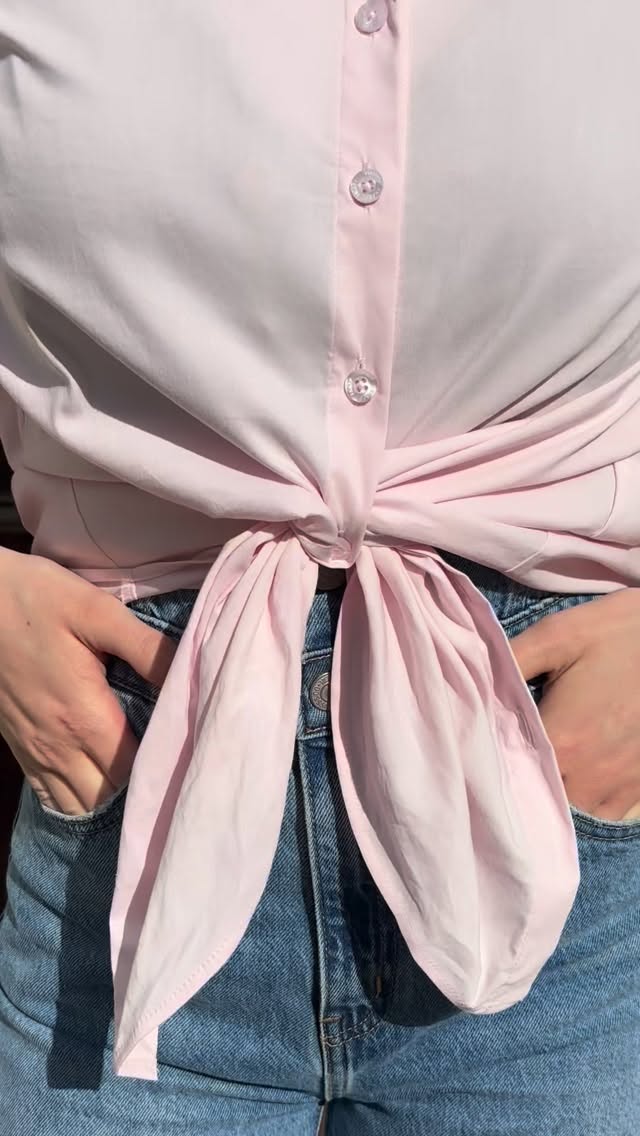 Kleine Styling-Idee:
So könnt ihr eure Bluse ganz einfach anders binden.
Probiert’s aus ✨
#dittlijeans #stylingtipps #altsadt #kornplatz #chur