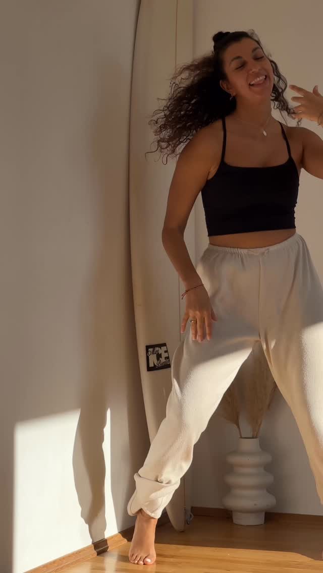 Der Grund ist überraschend & irritierend zu gleich..
Hast du schon mal beobachtet, was Tiere nach Stress machen? Sie schütteln sich. Ganz automatisch.
Wir Menschen sind tatsächlich die einzigen Säugetiere, die das nicht instinktiv machen - wir machen meistens sogar das genaue Gegenteil & das ist doch irritierend oder?
Denn wir unterdrücken meistens unsere Stressreaktion.
Wir funktionieren weiter.
Wir reißen uns zusammen.
Wir ignorieren die Körpersignale.
das Problem dabei: Cortisol & Anspannung bleiben im Nervensystem gespeichert. Der Stresszyklus bleibt offen.
& darum Leute schüttelt euch: schon 60 Sekunden bewusstes Schütteln aktiviert den Parasympathikus & signalisiert deinem Körper: Ich darf loslassen ✨
Du schüttelst buchstäblich alles von dir ab, Stress, Sorgen, Ängste, Gedankenkarusselle, …
Schütteln ist wirklich mein Lieblingstool um Spannung, Stress loszulassen. Probiers mal aus → speicher dir das Video für einen stressigen Tag 🤍
#nervensystem #somatichealing #stressregulation #embodiment #selfcare