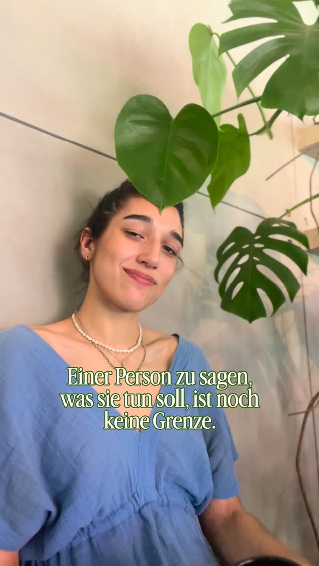 Viele Menschen nennen etwas „Grenze“,
was eigentlich ein Beziehungsabbruch ist.
Daher existiert auch oft ein Angst Grenzen zu setzen oder wir assoziieren es mit Erfahrungen, die mit Kontaktabbruch einhergehen.
Im Alltag werden Grenzen oft so gehandhabt als bedeuten sie jemandem zu sagen,
was er oder sie tun soll.
„Bitte unterbrich mich nicht ständig.“
„Schreib mir nachts keine Nachrichten mehr.“
„Bitte hör auf, solche Witze über mich zu machen.“
Das sind wichtige Bitten oder Absprachen.
Aber allein sind sie noch keine Grenze.
Eine Grenze braucht Verkörperung, damit sie wirksam ist.
Eine Grenze entsteht dort,
wo ich Verantwortung für mein eigenes Verhalten übernehme
- und damit auch für meine Rolle im Kontakt.
Ich sage, was für mich nicht stimmt.
Und wenn es nicht respektiert wird, verändere ich mein Verhalten.
Ich gehe einen Schritt zurück.
Ich beende das Gespräch.
Ich entziehe mich der Situation.
Nicht indem ich sofort den Kontakt abbreche,
sondern indem ich wahrnehme, was in mir passiert,
benenne, was ich brauche
und Verantwortung dafür übernehme, wie ich damit umgehe.
Grenzen beenden keinen Kontakt.
Sie machen echte Begegnung erst möglich.