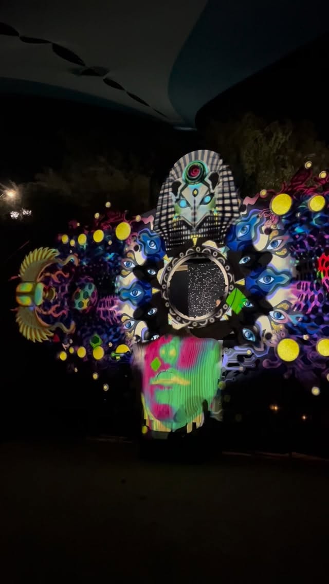 Acá dejo el último reel de mi participación en TRIPCOMA!
Vuelvo a agradecer al tremendo equipo de Vjs de lujo @teseracto__ @electryxeed @vj_koteklein_psy_tech
Gracias por compartir sus conocimientos y técnicas 🫶🏼 maravilloso conectar con ustedes!
Gracias @locoarte_psicodelia por hacer esto posible, por el esfuerzo y dedicación, por cada detalle hermoso de este festival.
Agradezco también a los artistas sonoros de este encuentro que hacen danzar y sentir tan bonito a todos.
Soy muy feliz de ser parte de esto!
#mapping #projectionmapping #mappingprojection #videomapping #vj