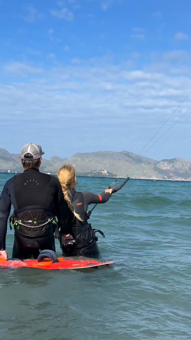 Mar, viento y conexión… De controlar la cometa a los primeros water starts. ¿Te animas? Reserva tu clase en nuestra web! #mallorca #kitesurf #kitesurfing