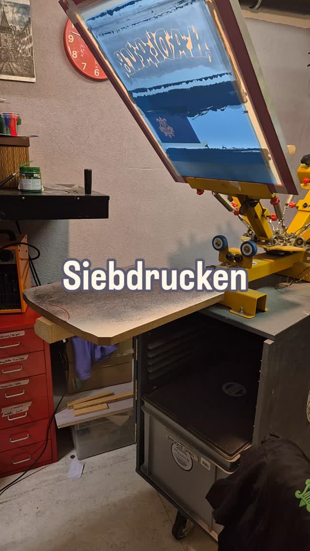 Für die Pfadiabteilung Hadlaub aus Zürich habe ich 73 Shirts gedruckt.
Der Frontprint ist einfarbig in Grün auf schwarzem Stoff gehalten.
Der Backprint wurde in zwei Durchgängen aufgebaut – zuerst Weiss als Grundlage, danach die grünen Akzente darüber.
Am Ende sind das 219 Rakelzüge, alle von mir von Hand gedruckt.
Mehr davon bei @siebdruckundstein
#siebdruckundstein #screenprinting #siebdrucken #tshirtprinting #vereinslogo