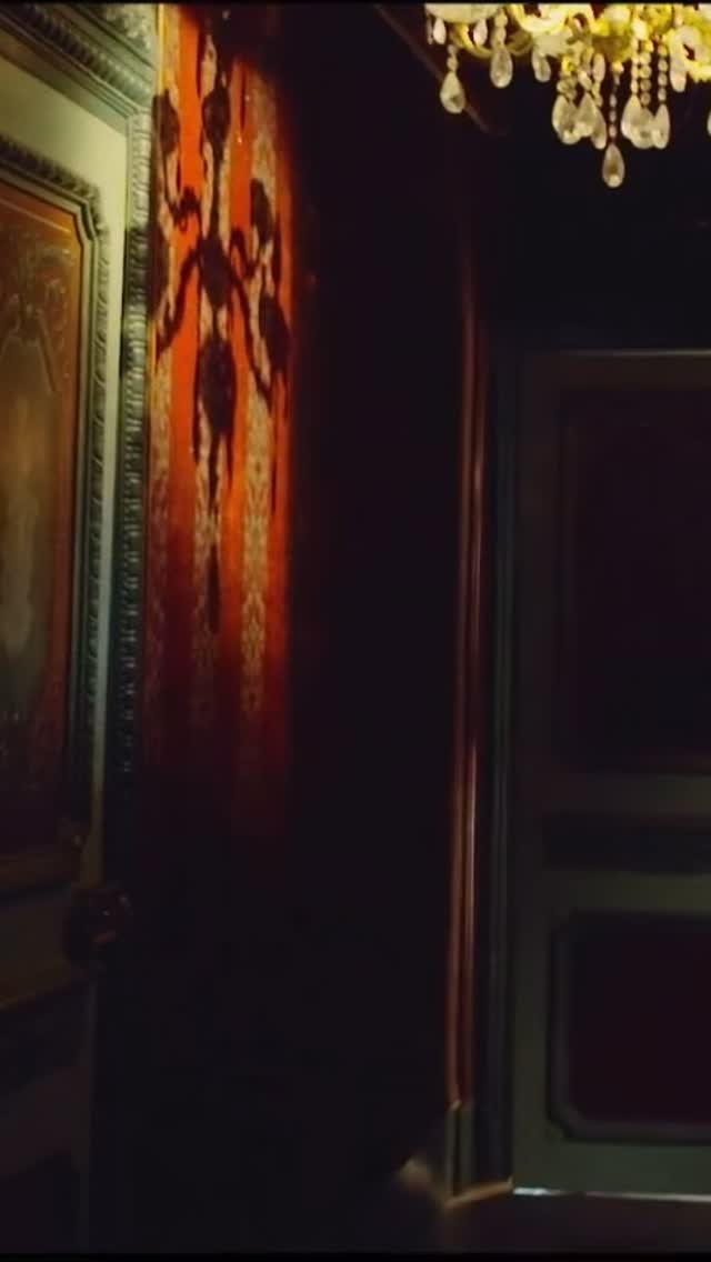 🎧 Egopusher – “Patrol” e a Magia do Duo Suíço-Alemão
Já imaginou se Sofia Coppola dirigisse um filme de ficção científica? O som que embalaria essa obra-prima visual provavelmente seria do Egopusher . 🇨🇭🇩🇪
Formada por Alessandro Giannelli (bateria/produção) e Tobias Preisig (violino), a dupla radicada em Berlim cria uma mistura hipnotizante de electrónica avançada e neo-clássico contemporâneo .
🎻 Sobre “Patrol”
Lançada em 2017 no aclamado álbum “Blood Red”, a faixa de abertura “Patrol” é um soco no estômago musical . Imagine uma batida pulsante e densa (109 BPM) encontrando um violino angustiante e ecos de sintetizadores que parecem saídos de um filme dos anos 80 . É uma música que constrói um clima de suspense e beleza apocalíptica ao mesmo tempo . A crítica especializada definiu como uma faixa que “faz da aridez uma virtude” .
🔄 A Versão Rework (2022)
Durante a pandemia, o duo lançou o “Ambient Mix Tape”, que inclui um “Patrol Rework” . Essa versão transforma a faixa original em algo mais introspetivo e etéreo. O piano ganha destaque, as texturas ficam mais suaves, e a eletrónica dá espaço para uma beleza melancólica e gelada, como uma memória que insiste em voltar .
💿 A Carreira
O Egopusher não é um projeto qualquer. A crítica os compara a “mestres no nível Kubrick” para modelar o futuro da música . Em “Blood Red”, eles mostraram que podem ser tão pesados quanto o Krautrock e tão delicados quanto uma pintura em movimento . Já em “Beyond” (2020), consolidaram um som mais escuro e cinematográfico, provando que são a trilha sonora perfeita para a sua próxima viagem introspetiva .
#Egopusher #Patrol #MusicaEletronica #Neoclassical #DiscoverMusic IndieMusic