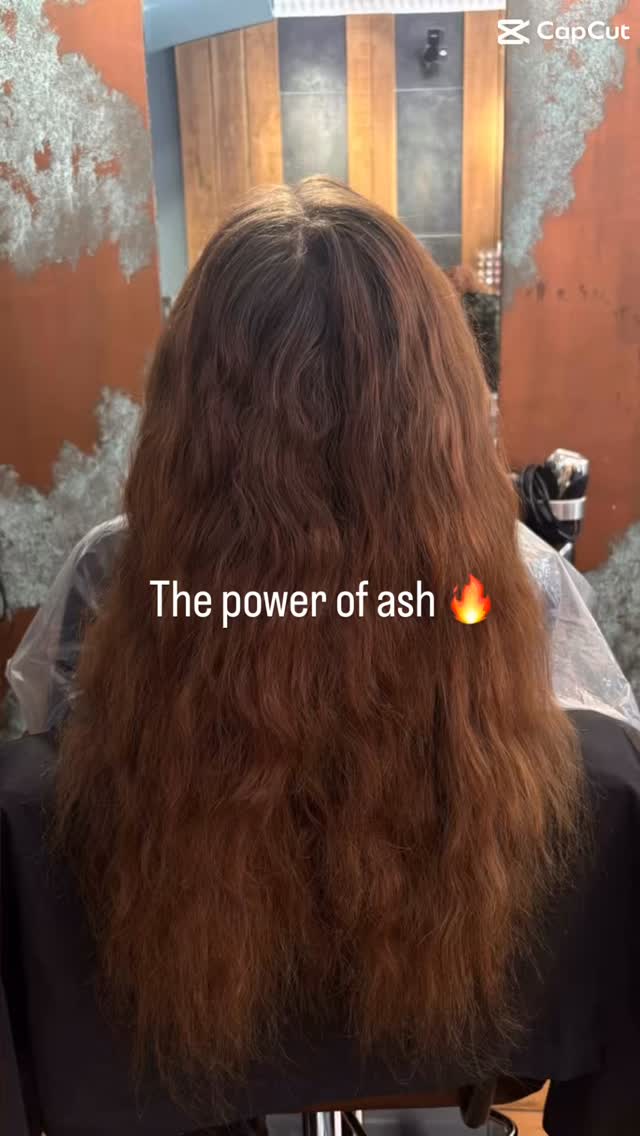 When natural dark or dark coloured hair is exposed to heat, sun and other external aggressors an orange undercoat is exposed. Our hyarulonic toning service not only neutralises unwanted tones, it stabilises ph levels and leaves hair stronger and glossier.
Link in storey or bio to book.
#colourneutralisation #victoriahairandspa #colourexpert #lorealpro #onlyinsalons