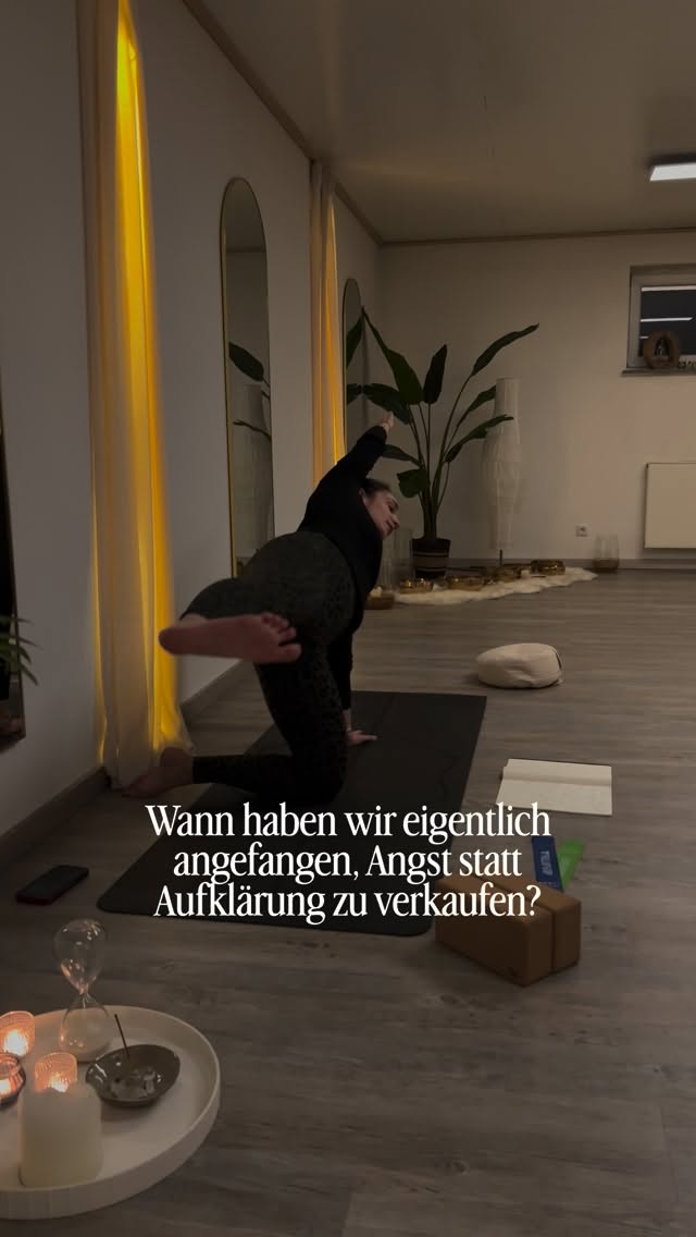 Gesundheit ist kein Verkaufsargument.
Und doch wird sie gerade überall so behandelt.
Es macht mich ehrlich gesagt wütend, wie viele Heilversprechen, Sofortlösungen und Angstbotschaften gerade im Gesundheitsbereich verbreitet werden – oft nur, um ein Programm zu verkaufen. Zwischen Mythen, Halbwissen und Marketing verliert man schnell den Überblick. Wer kann da noch unterscheiden, was wirklich hilft?
Ich sehe große Influencer:innen, die jede Woche einen neuen Yoga-Trend, ein neues Fitness-Programm oder das „ultimative Detox“ bewerben – und alle springen drauf an. Wir machen die Challenge, weil sie uns angeblich sofort stärker, schlanker oder flexibler macht. Wir gehen in den Kurs, weil wir sofort perfekte Posen können sollen.
Leute, wo sind wir denn?
Es gibt keine Sofortlösung. Alles, was überspitzt dargestellt wird, stimmt nicht. Du musst selbst dein Leben in die Hand nehmen. All das kann dich vielleicht unterstützen, aber im Grunde musst du die Arbeit selbst machen – bei allem, was du für dich willst.
Ja, Marketing ist wichtig – wir wollen unsere Arbeit sichtbar machen, Produkte anbieten, Menschen erreichen. Aber ganz ehrlich: Wie wäre es, wenn wir bei der Wahrheit bleiben? Wenn wir aufhören, Angst zu schüren, und stattdessen Orientierung, Wissen und echte Unterstützung geben?
Echte Gesundheit, echte Veränderung, echte Selbstfürsorge – das kommt nicht über Nacht. Sie braucht Zeit, Aufmerksamkeit und ein Bewusstsein dafür, was deinem Körper und deiner Seele wirklich guttut. Ich glaube daran, dass wir wieder lernen können, zu unterscheiden, zu spüren und bewusst zu wählen – ohne Mythen, ohne Druck, ohne leere Versprechen.
Wir alle brauchen wieder mehr Verbindung zu unseren Körpern. Mehr Ruhe. Mehr hineinspüren. In einer lauten Welt, braucht es Echtheit, Stille, Präsenz unf Bewusstsein. ❤️
@denise.madeleine.mueller
@yoga.natur.vegan - Dein Studio