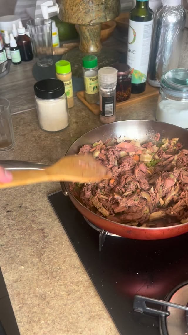 Hoje o almoço de domingo aqui em casa foi daqueles que lembram como comida saudável pode ser simples e deliciosa. 🍜🌿
Preparamos um autêntico macarrão sobá (de trigo sarraceno), em versão vegetariana, combinado com “carne” de jaca — bem brasileiríssima. Uma mistura criativa, prática e cheia de sabor.
O sobá que usei é da Wang Korea e a carne de jaca é da Moo Tree. Funcionou lindamente.
Às vezes a gente associa almoço de domingo a pratos pesados, mas ele também pode ser nutritivo, leve e muito prazeroso.
Quando ingredientes simples se encontram com um pouco de curiosidade na cozinha, surgem combinações surpreendentes.
E você, já experimentou cozinhar algo diferente num domingo? 🍲
Conta aqui nos comentários ou salva este vídeo para testar essa ideia em casa.
#alimentacaoconsciente #plantbased #nutricaointegrativa #cozinhasaudavel #domingo
