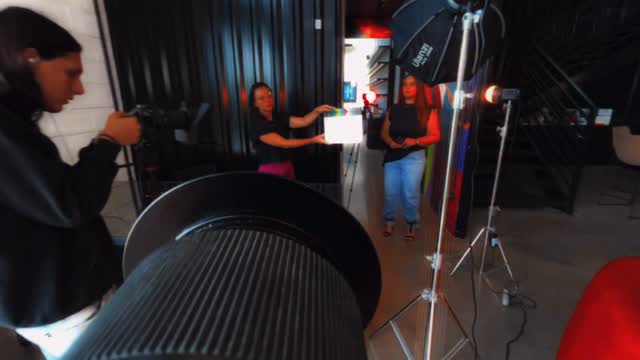 Grandes artistas precisam de grandes equipamentos.
E aqui no Grupo Limoeiro só trabalhamos com os melhores do mercado.
Tudo pensado para entregar uma produção profissional no nível que sua empresa merece.
—
Quer ter conteúdos bem produzidos para suas redes sociais também?
Entre em contato com o Grupo Limoeiro e solicite já seu orçamento.
#produçãodeconteudo #marketingdigital #empresarios