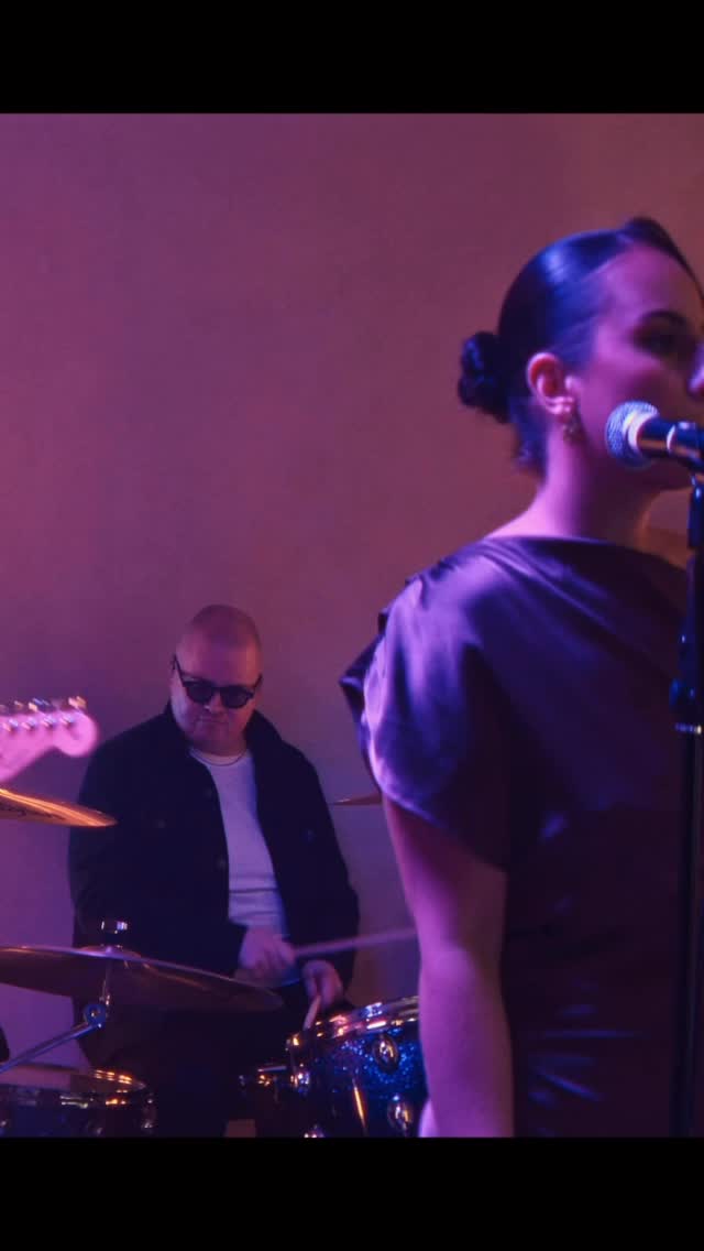 Another clip from our live sessions earlier this year at @dialog_studios 🎶
We’re seriously excited to have Hayley on board with The Afterparty, her vocals bring a whole new energy and dynamic to the band which we haven’t explored before.
As always, this is completely live. What you hear is exactly what was played and recorded in the moment, no backing tracks, no edits.
Here’s a snippet of our take on About Damn Time… a bit of a different vibe for us 👀🎸
Let us know what you think! Follow the link in our bio to see the full sessions
#liveband #functionband #band #livesession #weddingband